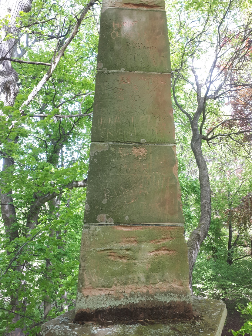 Obelisk s nápisy (nejen) od korejských dětí