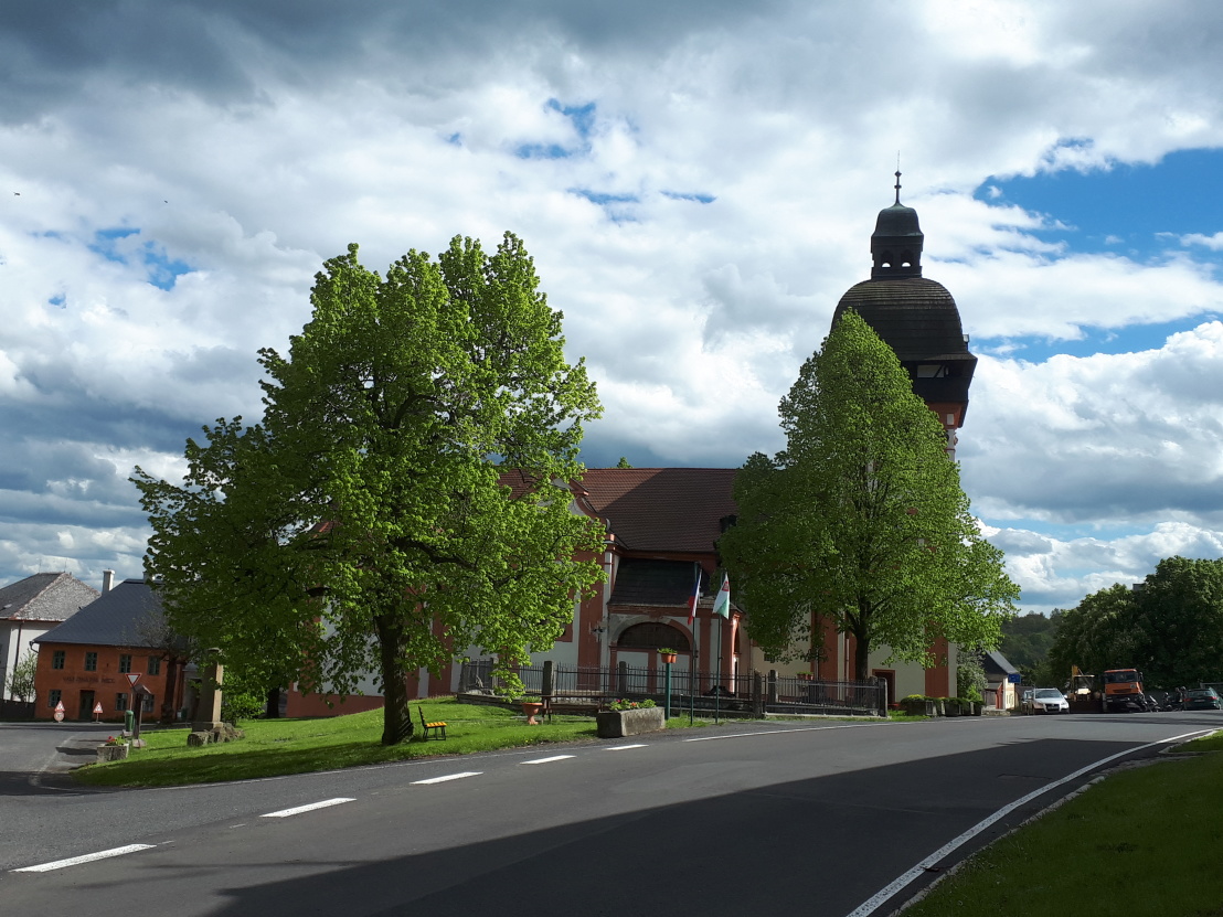 Dolní Valečský kostel, který se od nikud nedá pořádně vyfotit