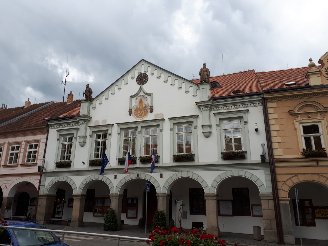 Žižkovo náměstí je přehlídkou loubených domů, ze kterých je, samozřejmě, nejhonosnější radnice