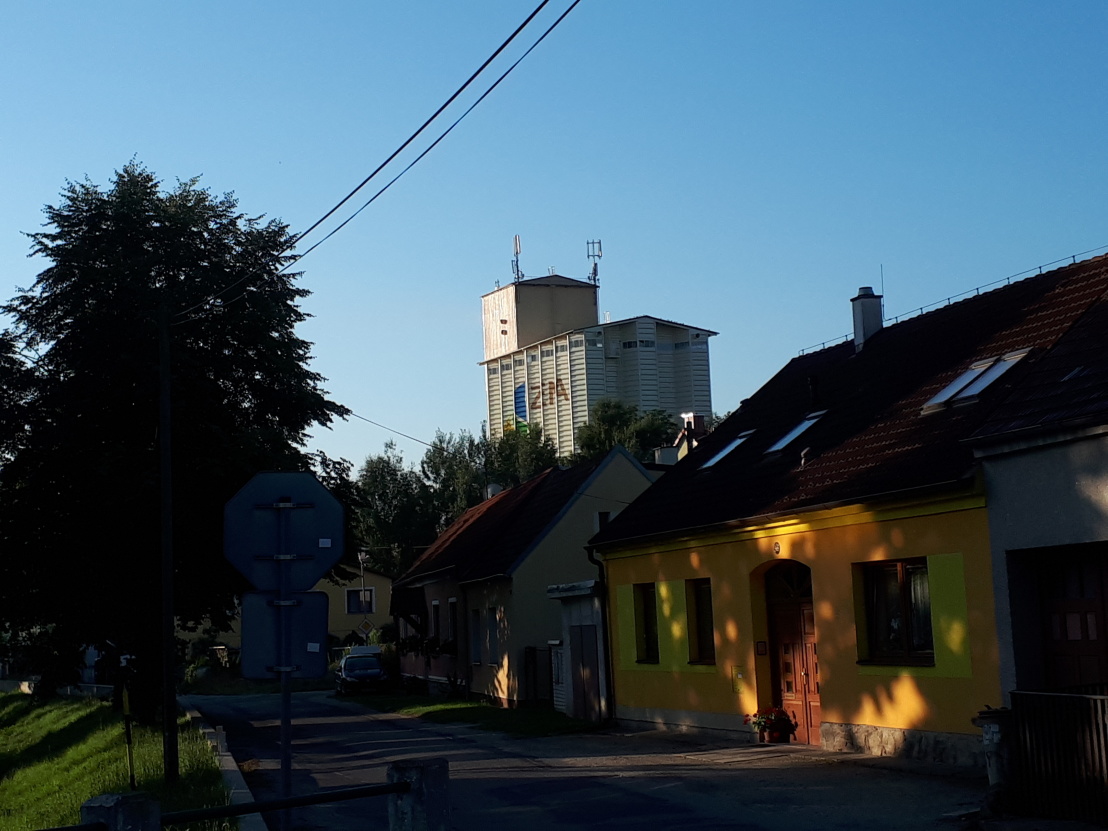 Obří silo je také místní dominantou