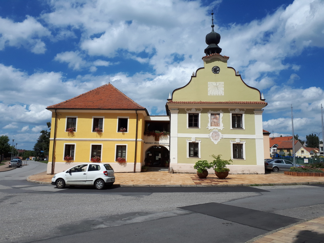 Radnice, jenž rostla v průběhu staletí